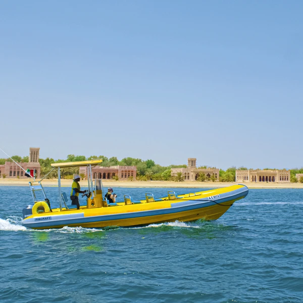 На скоростном катере - по Абу-Даби