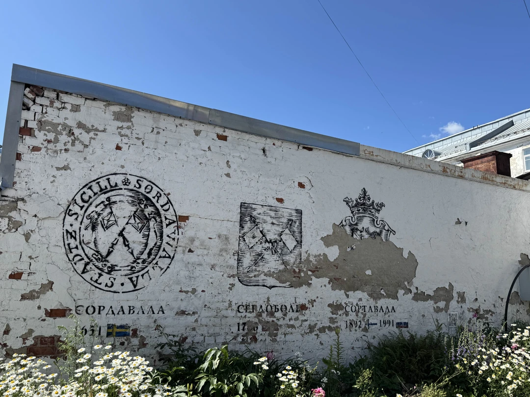 Сергей великолепный экскурсовод и рассказчик. Несмотря на то, что информации от него поступает очень много, всё