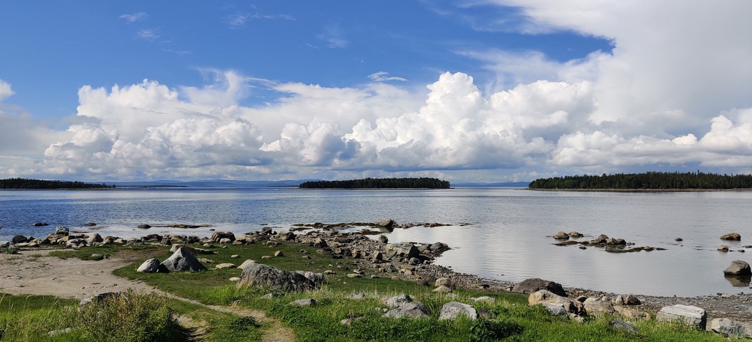 Очень веселая, душевная и теплая поездка. Даже небольшой дождь не испортил нашего настроения, локации тоже оказались