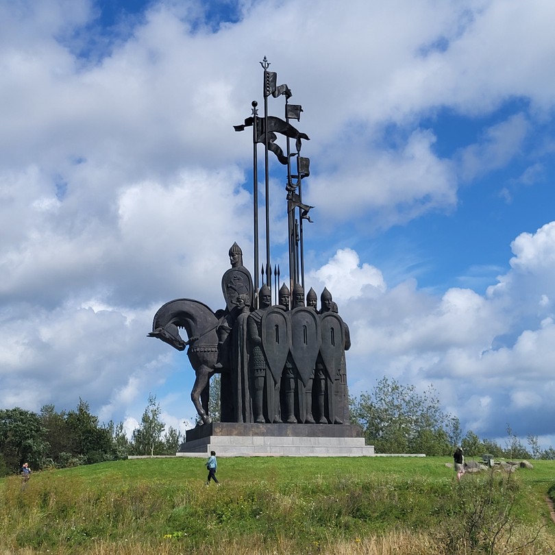 Очень хороший вариант обзорной экскурсии. Не так утомительно, как на пешеходных экскурсиях, есть возможность посетить удалённые