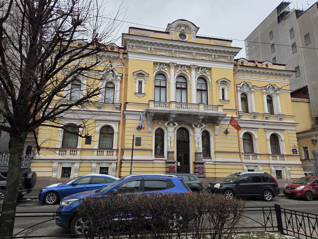 Погуляли по Литейному району, зашли в парадные и Дворец бракосочетания, оценили особняки и дроходные дома, познакомились