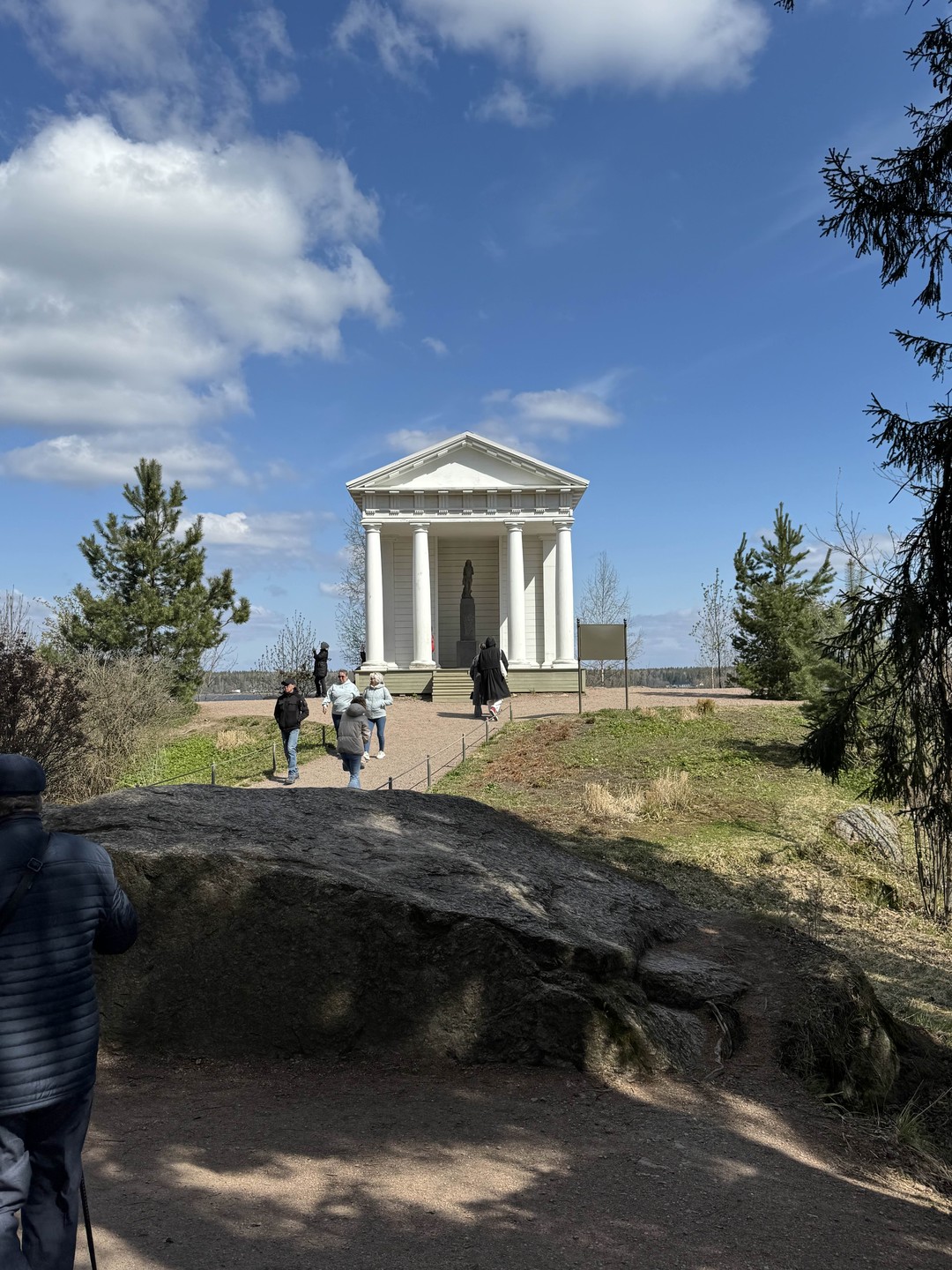 Прекрасная прогулка. Очень познавательно. Любовь прекрасный рассказчик, к делу подходит с душой