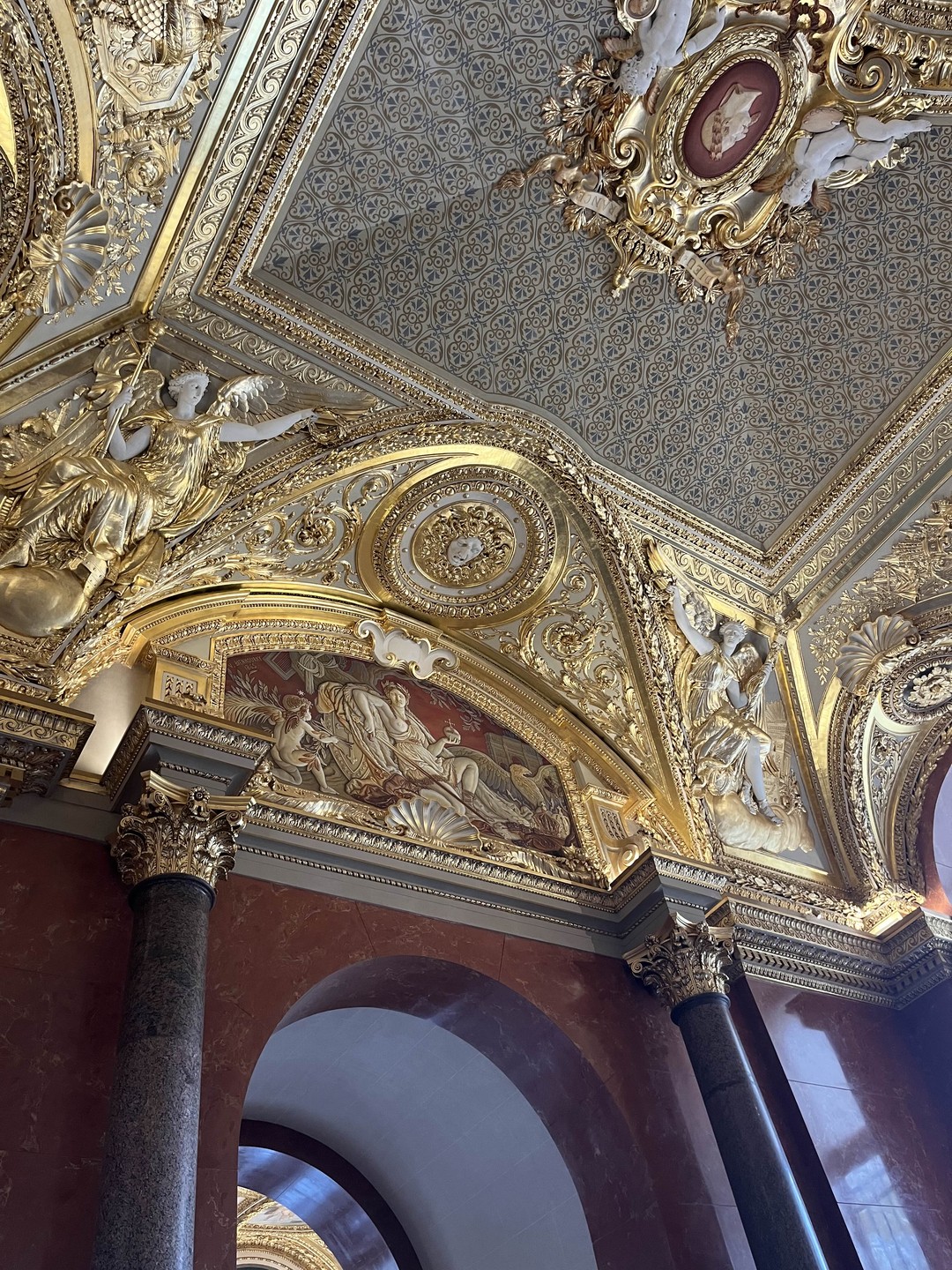 Мне все понравилось, удобно что можно ходить в своем темпе. Сначала было трудно ориентировать в лувре