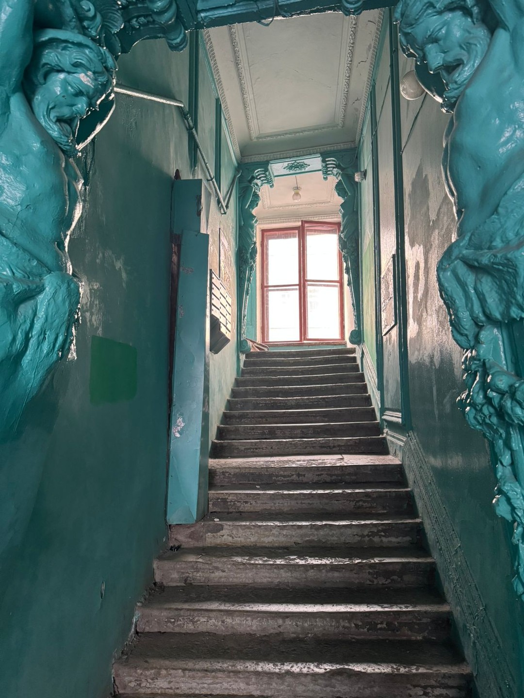 Ускользающий мир петербургских дворов и парадных (Александра)