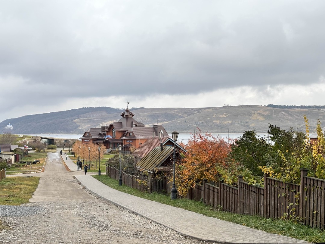 У нас был именно трансфер, без рассказа экскурсовода. Отличный водитель, проследил, чтобы все были пристегнуты, вел спокойно, уверенно