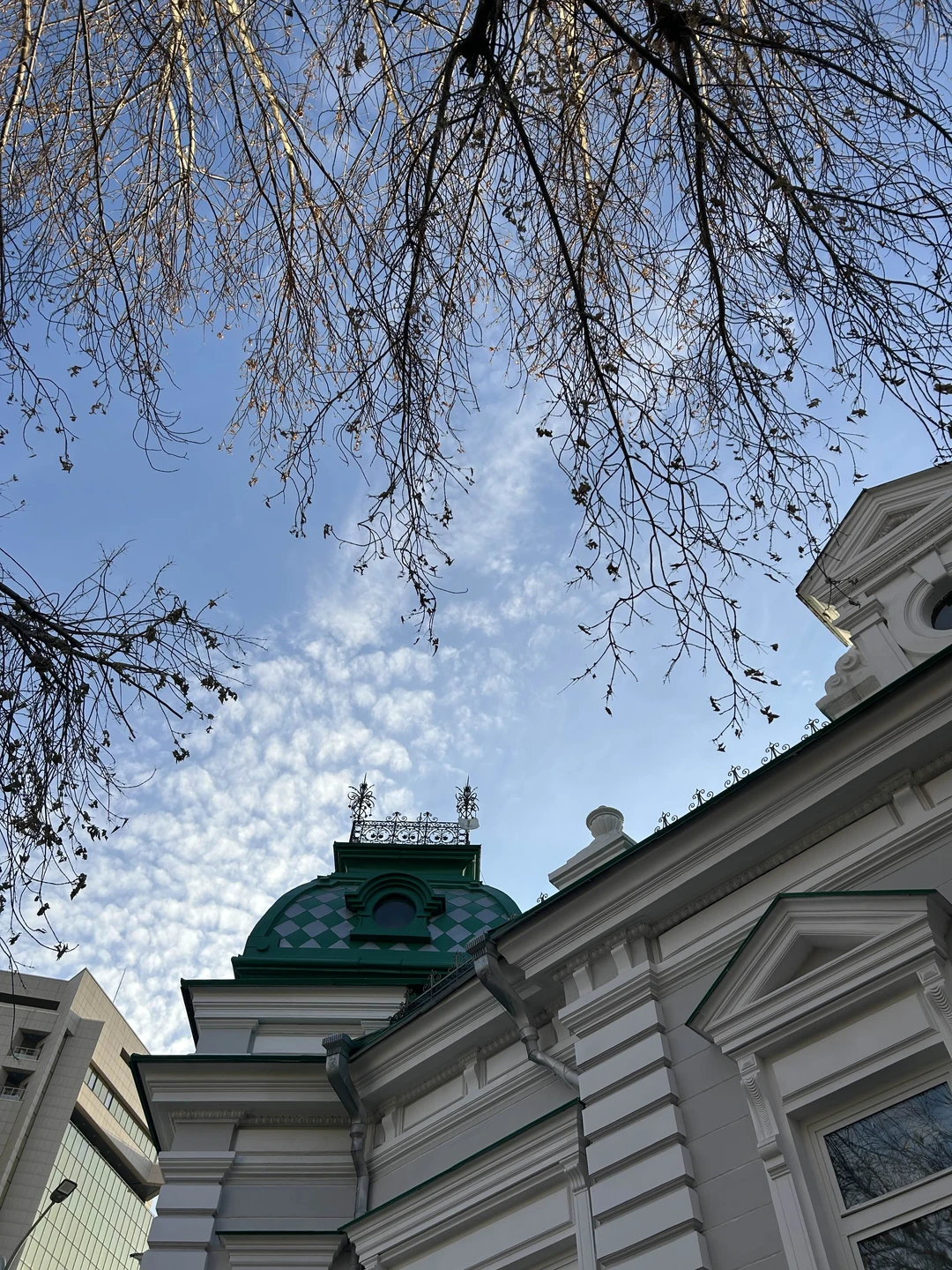 Нам попалась просто потрясающая девушка Жанар. Очень приятная рассказчица. Познакомила и рассказала очень много интересно про