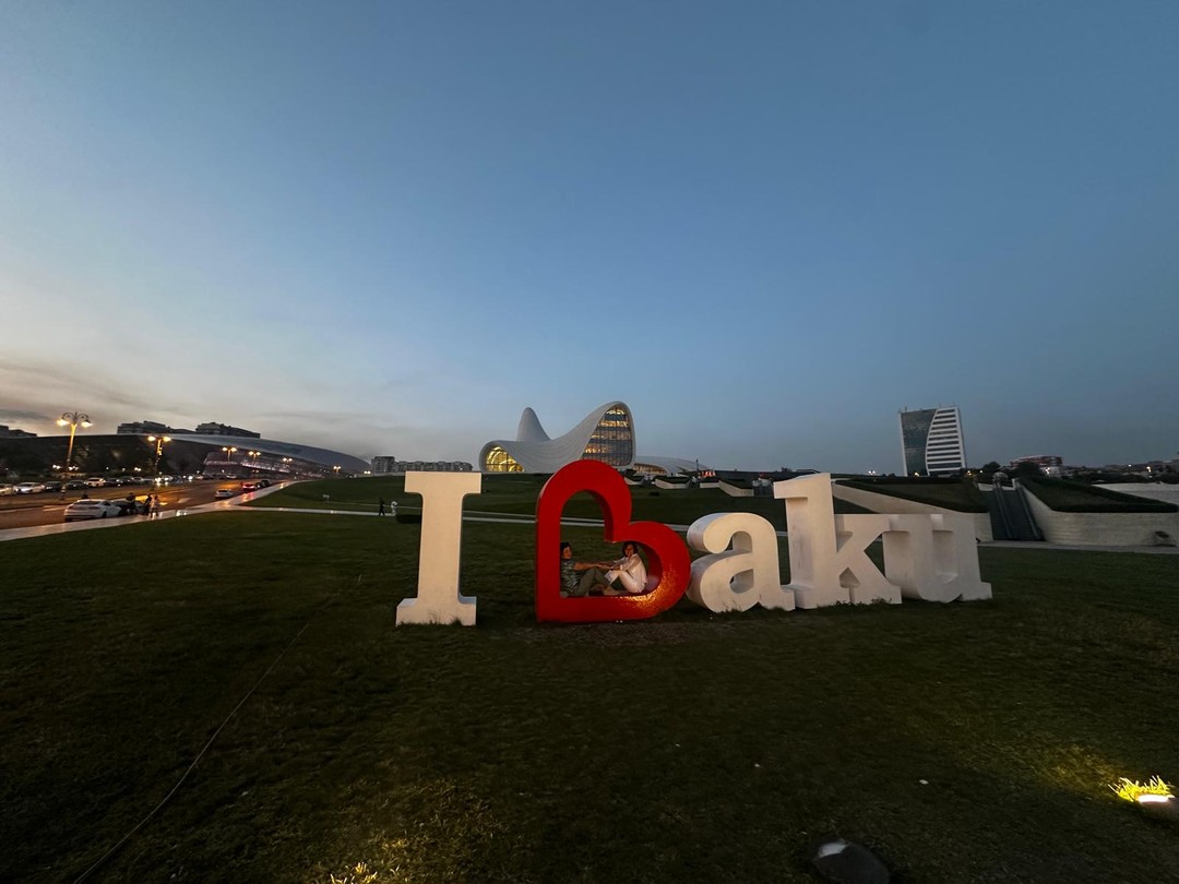Баку прекрасен! Спасибо Латифу за экскурсию по вечернему городу! Отличная экскурсия, интересная информация. У нас остались