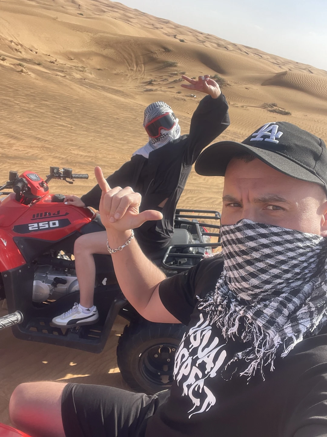 Отличный драйв по дюнам, забрали из отеля довезли до места, одели, снарядили водой питьевой угостили