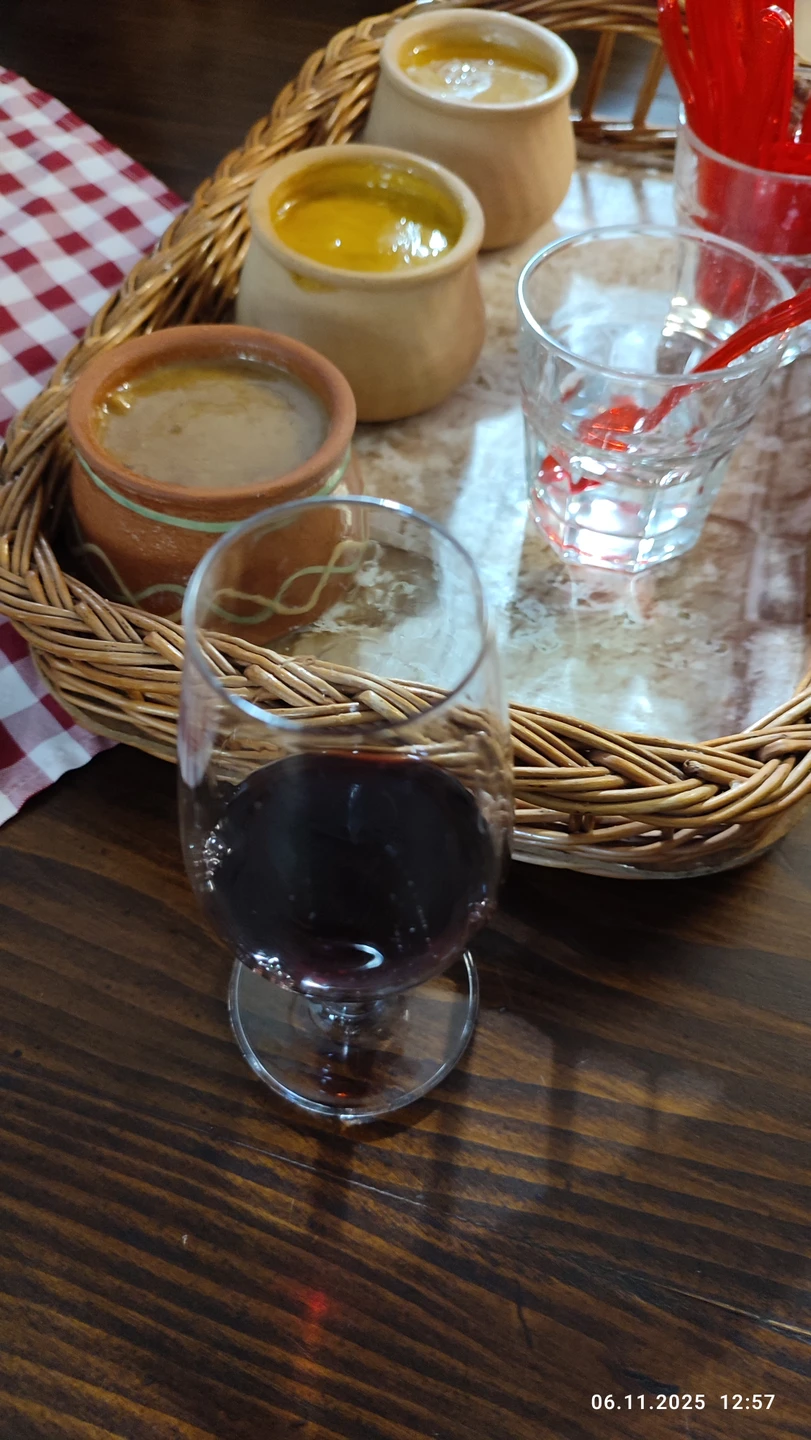 Длинный, яркий, насыщенный впечатлениями день. Богатство видов и вкусов. В монастыре и винарне коты, берите корм