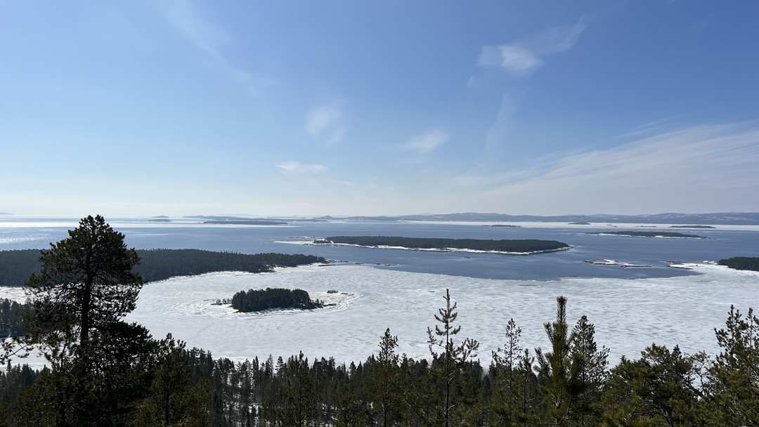 Замечательный гид. Рассказывает много интересного, легко адаптируется к желаниям клиентов. Места очень красивые!