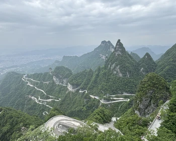 Небесные врата, серпантин с 99 поворотами, стеклянная тропа, буддийский храм, лестница с 999 ступенями