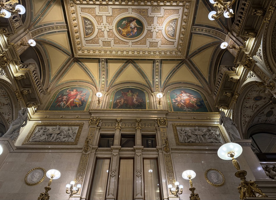 Экскурсия нам понравилась, но от самого здания оперы я, наверное, ожидала большего. Елена очень интересно рассказывала