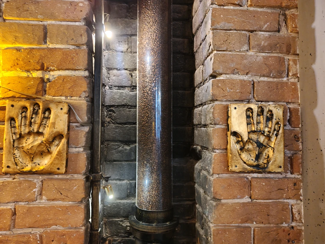 Искренне советую для знакомства с городом Марию Миронову. Академические знания, любовь к городу и краю гармонично