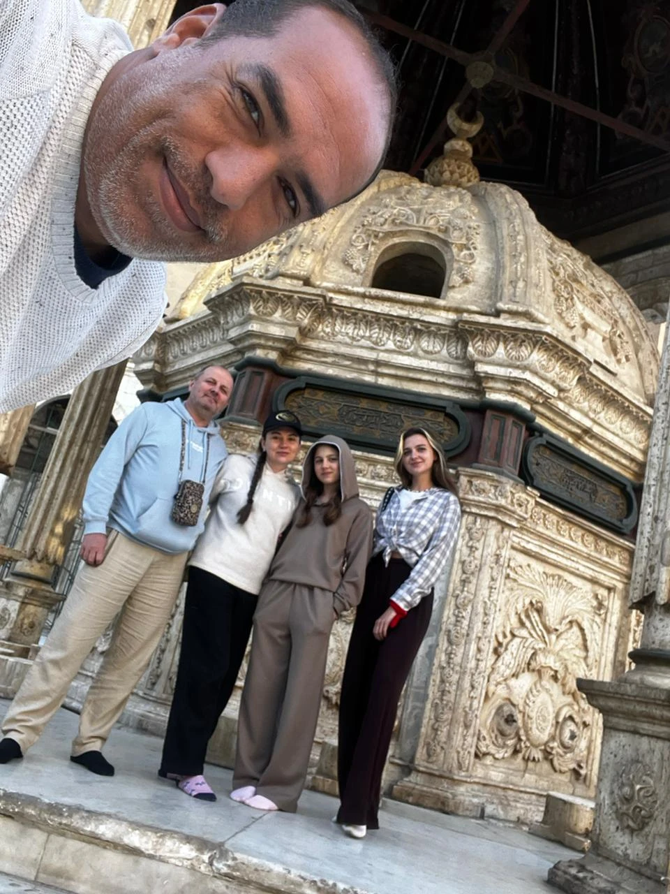 Нас встретили в отеле 2 водителя на микроавтобусе. Через 40 минут к нам в автобус сел