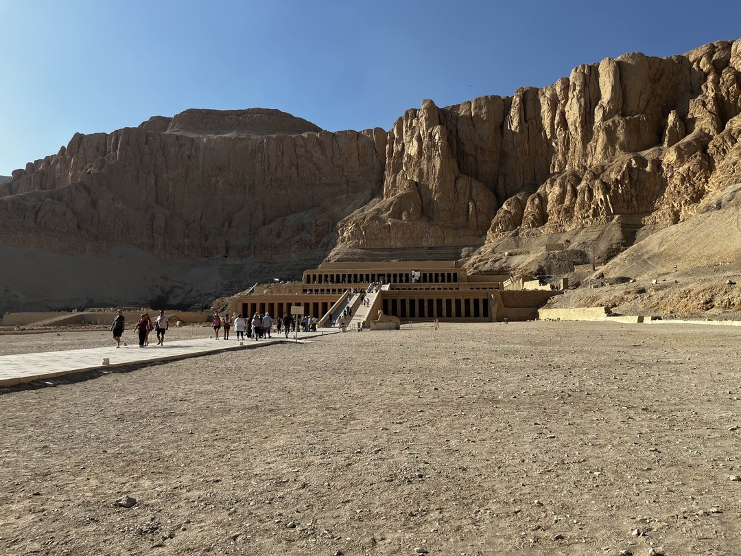 Потрясающие впечатления, очень красива природа рядом с Нилом. Древние сооружения вызывают восторг