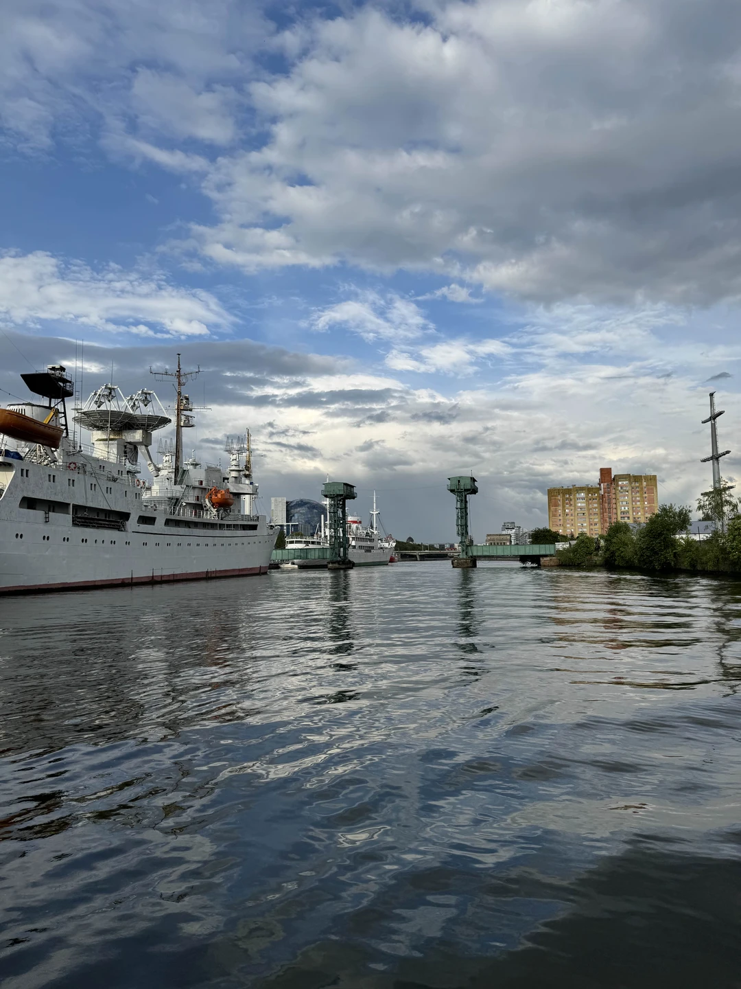 Красивая экскурсия с воды и интересные вопросы гида, заставляющиеся задуматься. Рекомендую!