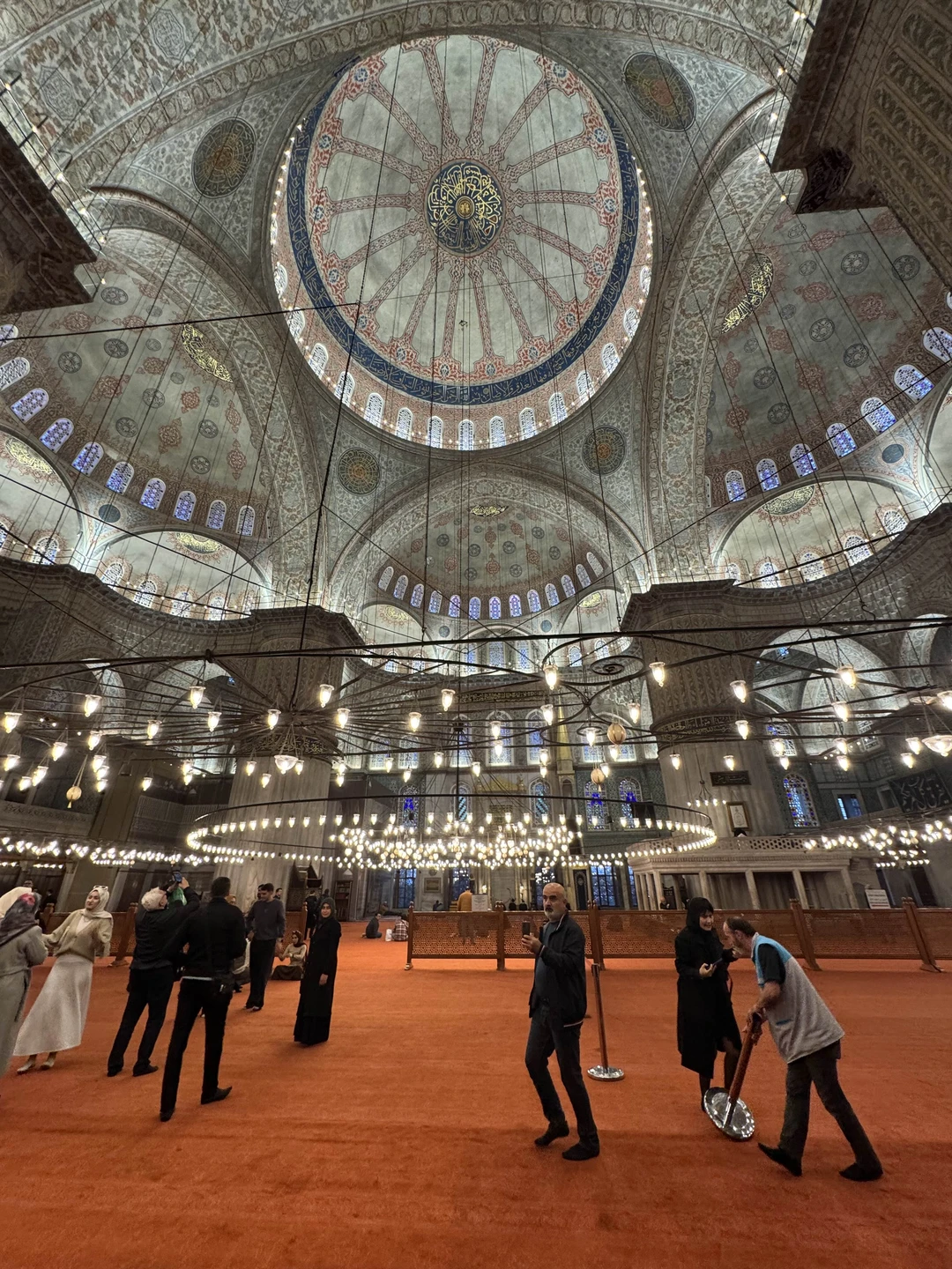 Сегодня мы посетили главные достопримечательности Стамбула, такие как Айя-София, услышали невероятную историю этого собора, побывали в