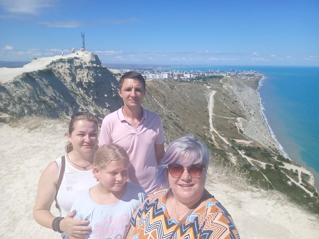 Наш гид Дмитрий замечательный рассказчик, показал много интересных мест. Мы очень довольны и счастливы от поездки