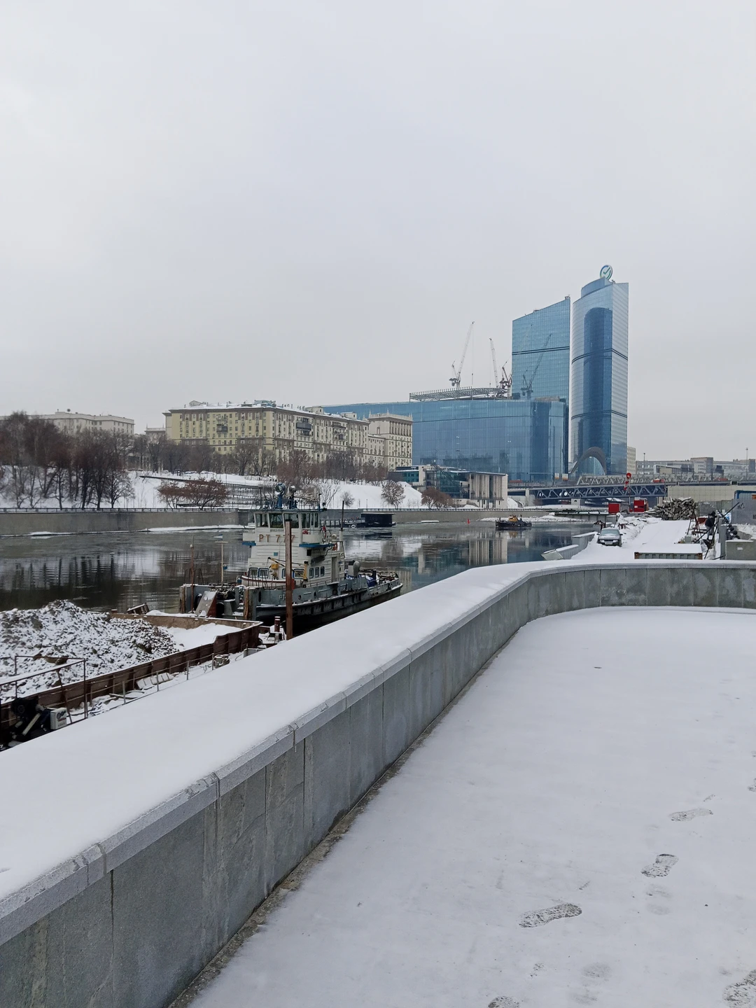 Путешествие к небоскрёбам Москвы-Сити по реке на аквабусе (Елена)