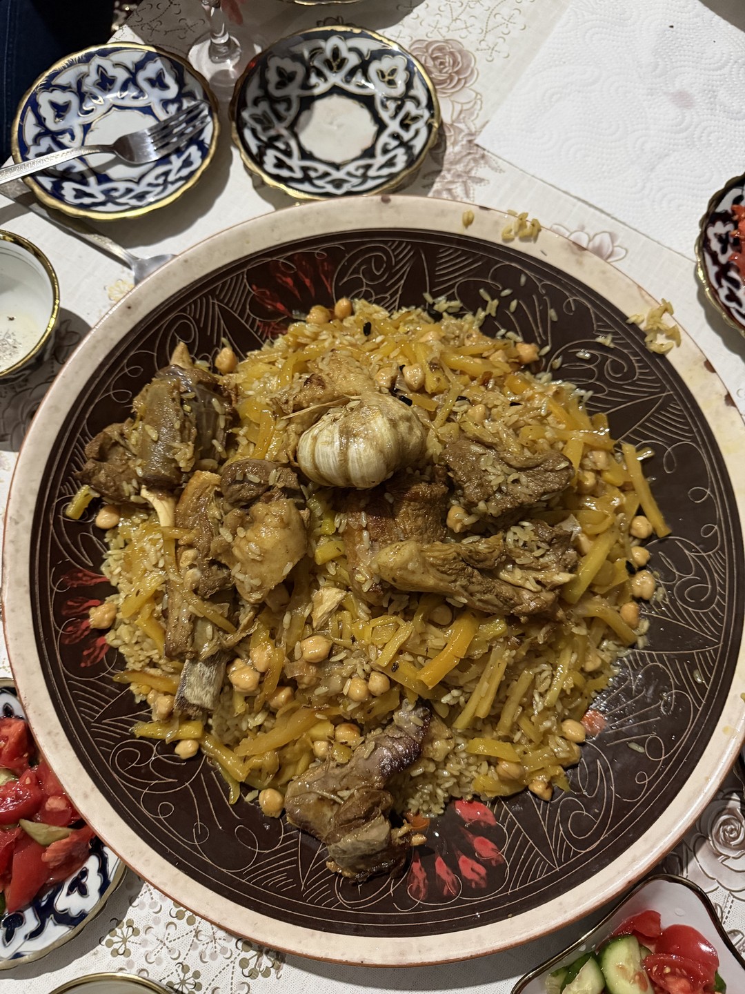 Невероятно аутентично, большое спасибо хозяйке, ее семье за погружение в традиции!!! За невероятно вкусный плов и хорошее настроение!!!
