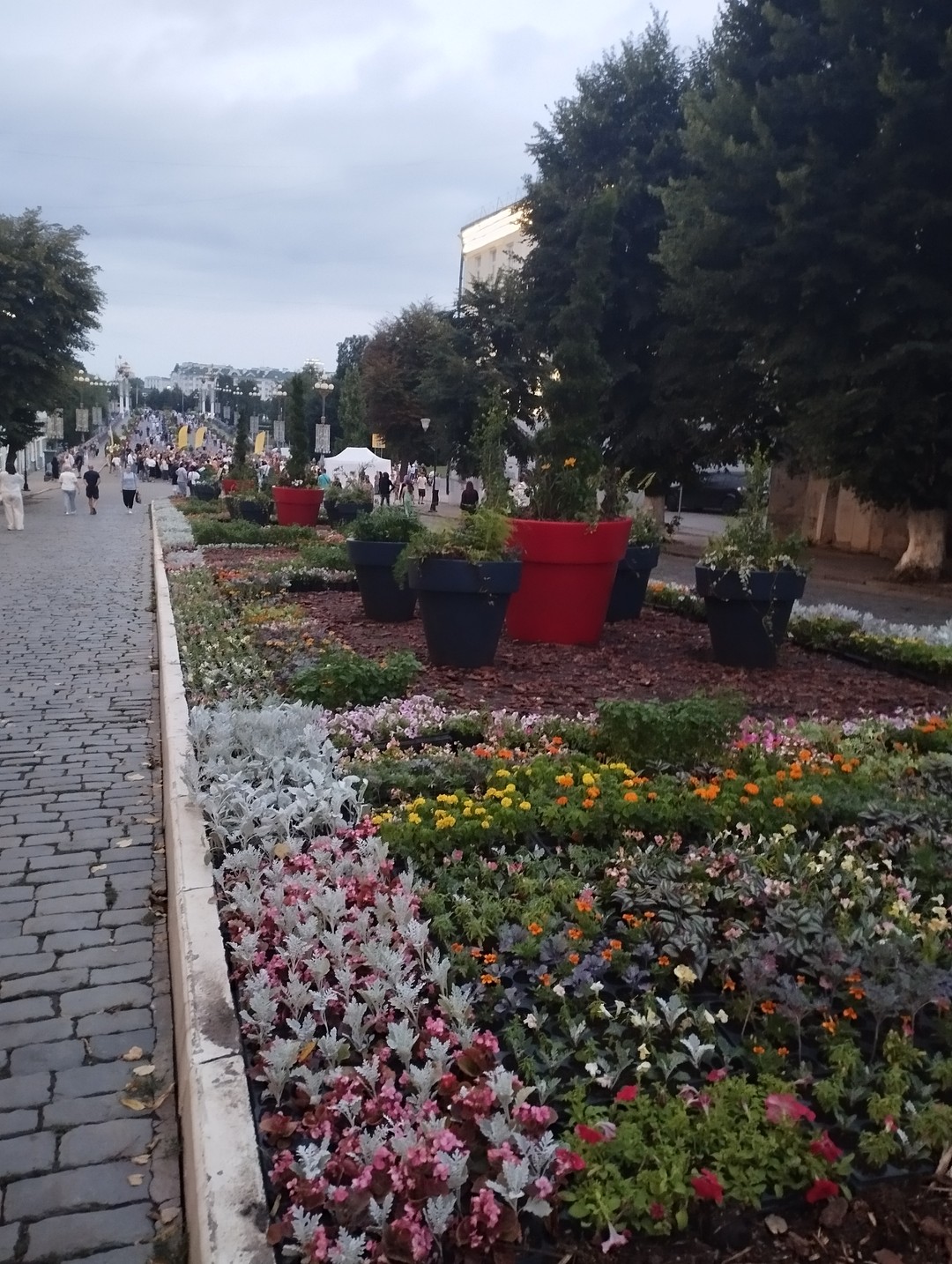 Андрей провел нам увлекательную экскурсию по Орлу и Сабуровской крепости. Мы познакомились с удивительно дружебным и