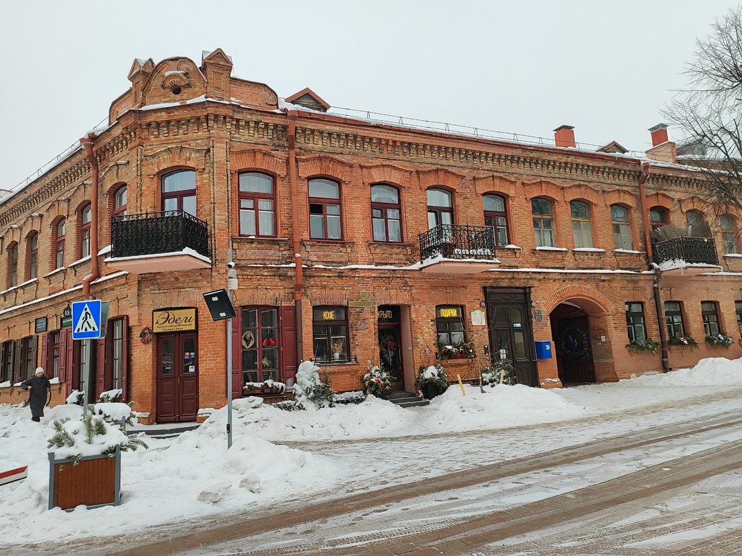 Замечателная экскурсия с замечательным гидом, прекрасно адаптированная к интересам туристов. Спасибо Ярославу, что провел экскурсию, несмотря