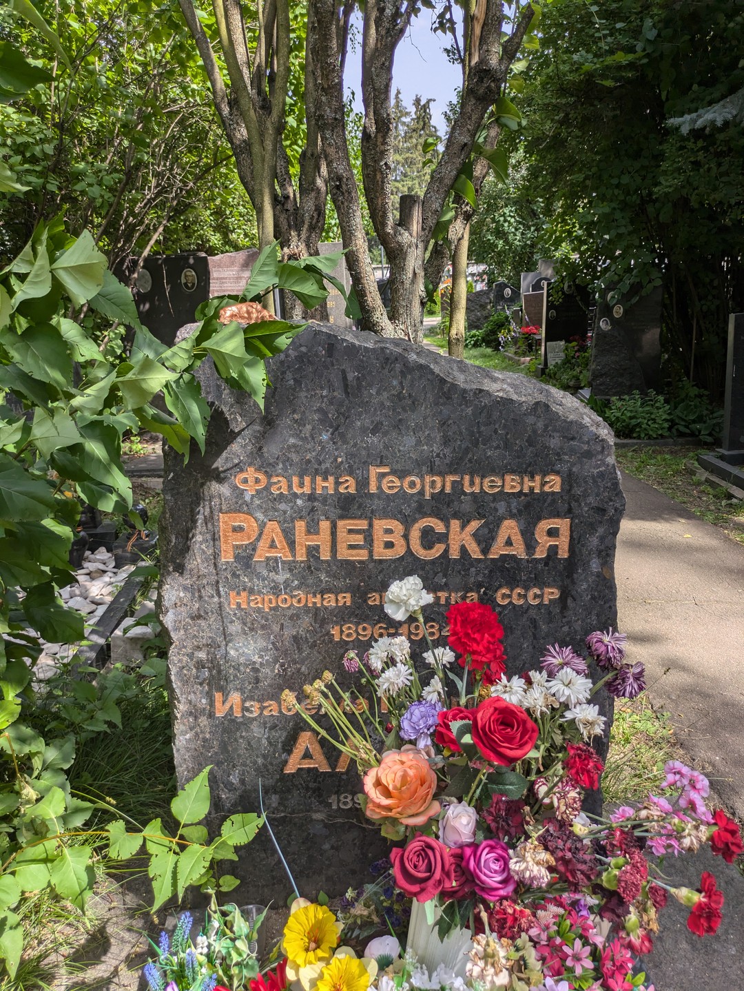 От экскурсии получила именно то, что хотела. В одиночку на кладбище не получишь столько сведений, сколько