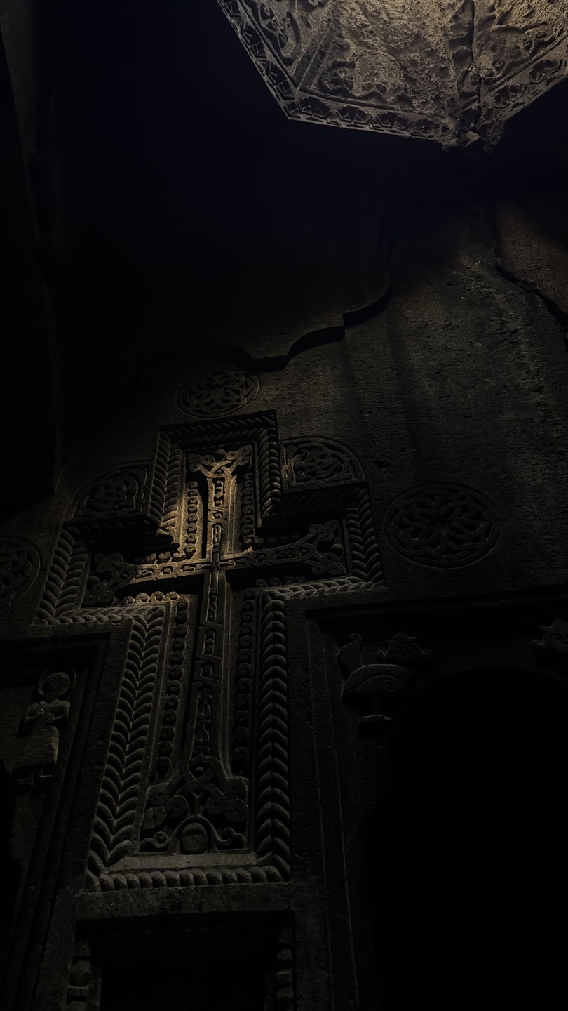 Каменная симфония Гарни, скальный Гегард и обед на озере Севан (Виктория)