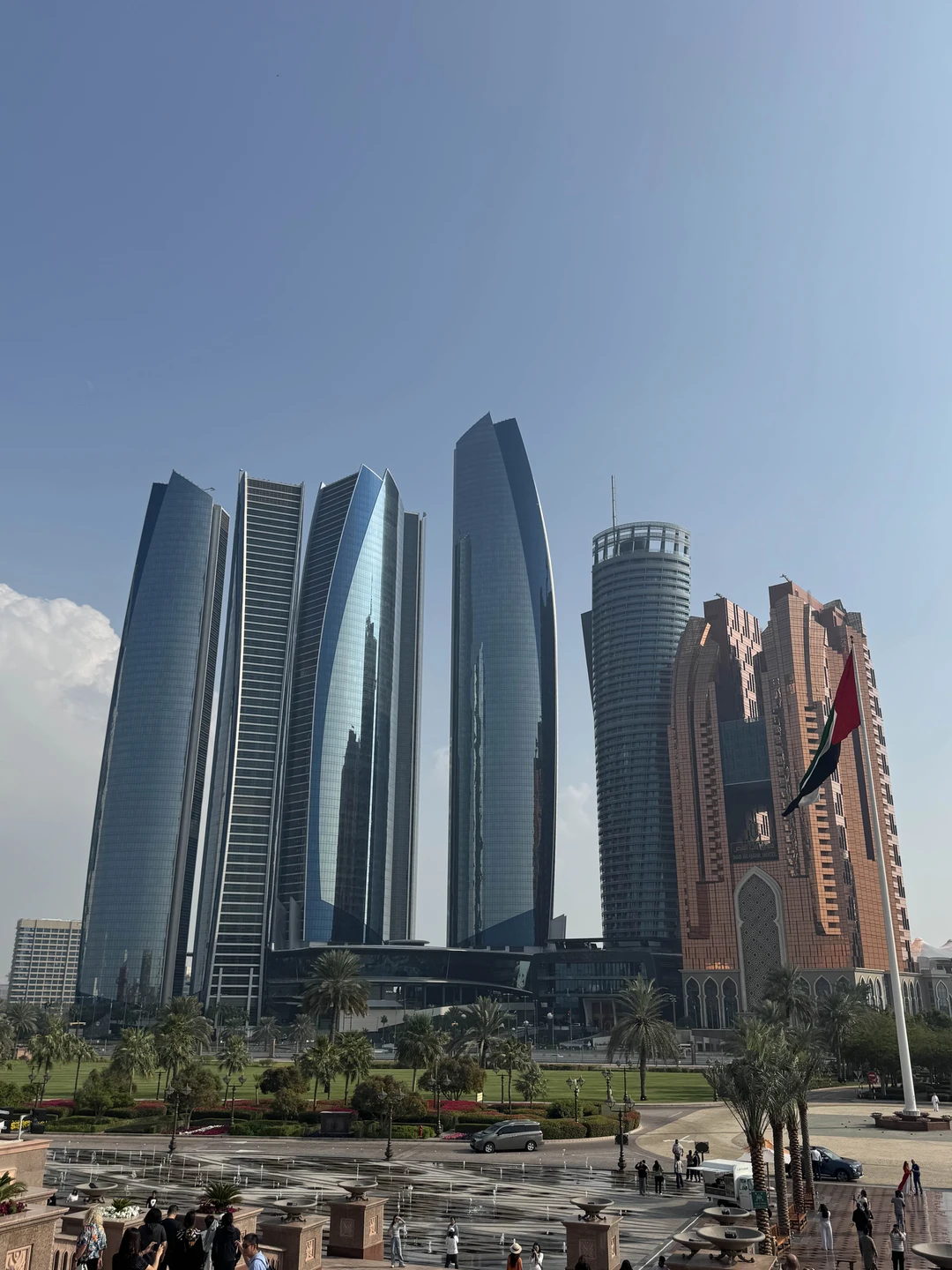 Были на экскурсии 27.12.25 в Абу Даби. Гидом был Шоха. Автомобиль киа карнивал, большой и комфортный