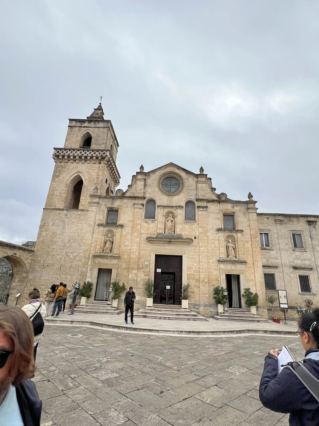 Очень интересная экскурсия. Необычное место, где одновременно можно увидеть сразу несколько эпох. Это место, где люди жили всегда