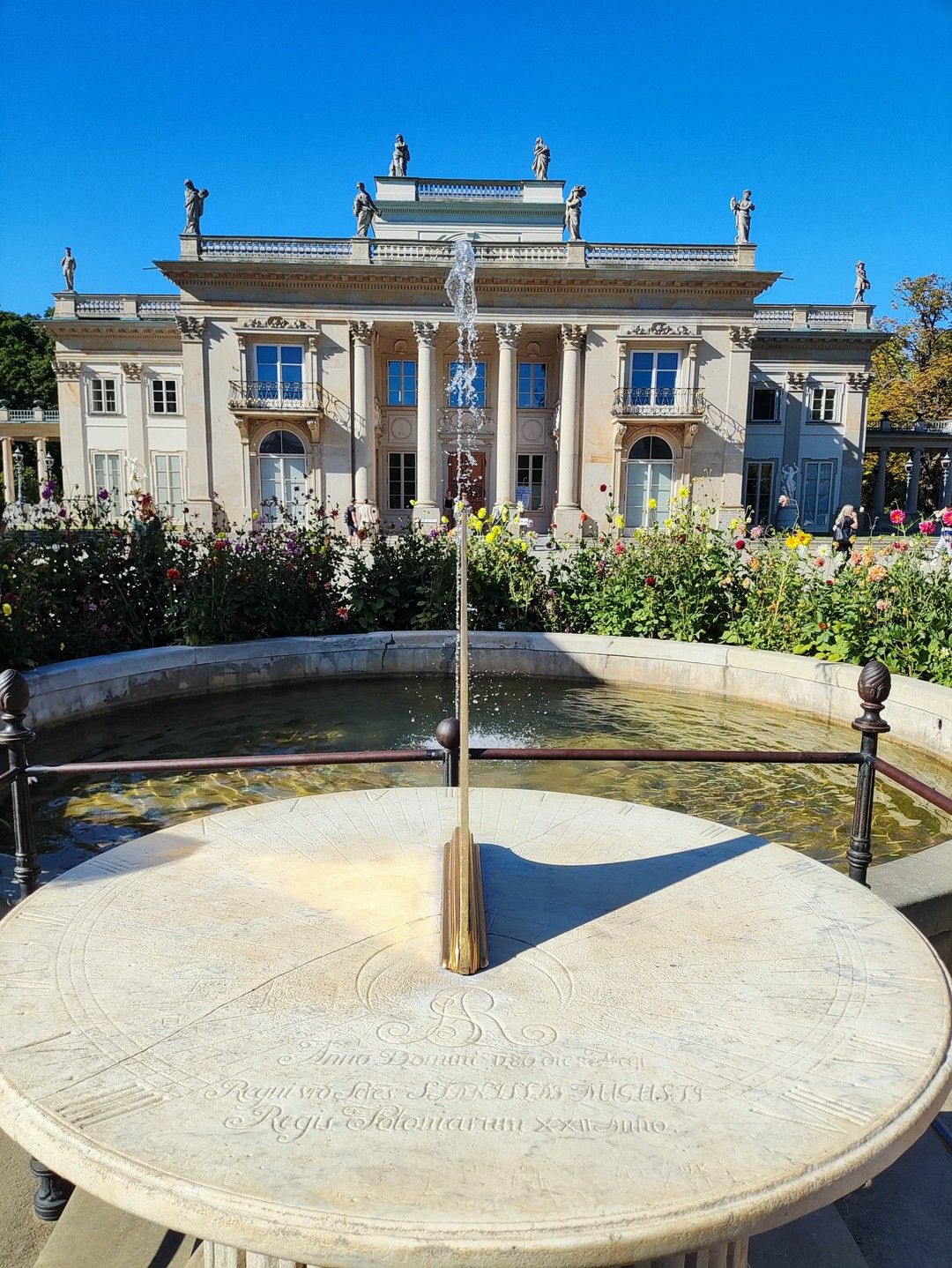 После замечательной и ознакомительной прогулки по- старому городу Варшавы,мы отправились с Яной в путешествие по дворцовой