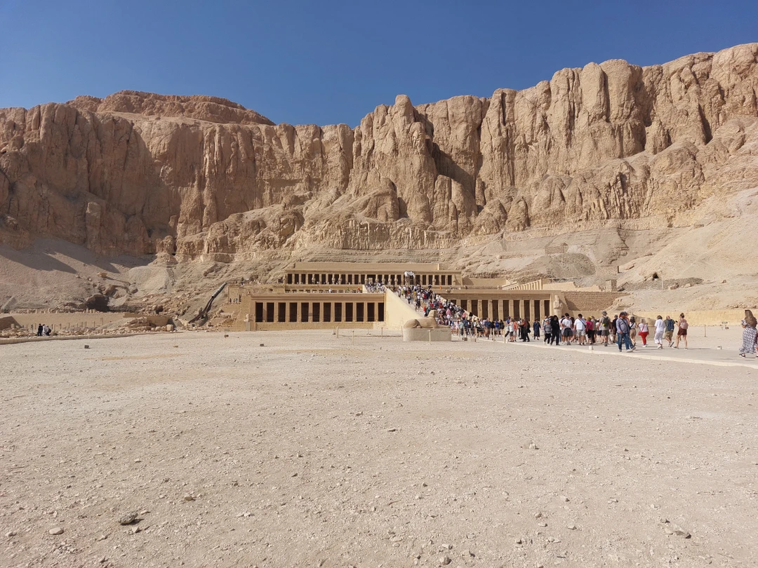 Посещали экскурсию в Луксор в составе компании друзей из шести человек. Нашим гидом был Шаркави. Это