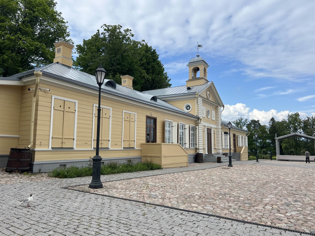 Елена прекрасно провела экскурсию для нашей семьи, человек, любящий Выборг, парк и просто жизнь. Спасибо большое. Рекомендуем всей семьей)))