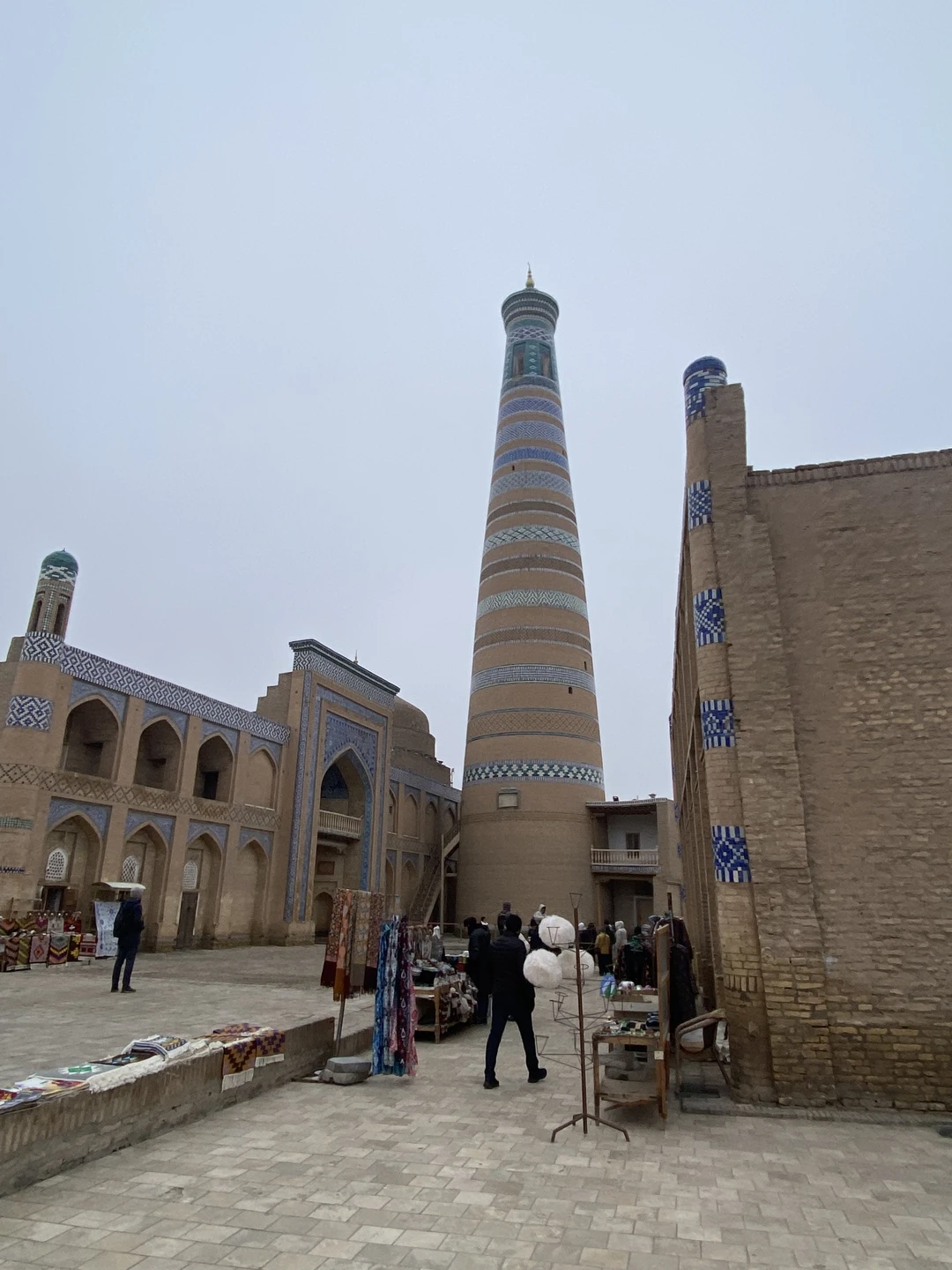 5 января 2026 выла на экскурсии в Хиве с замечательным экскурсоводом Дилмуродом. Отличное знание истории, культуры