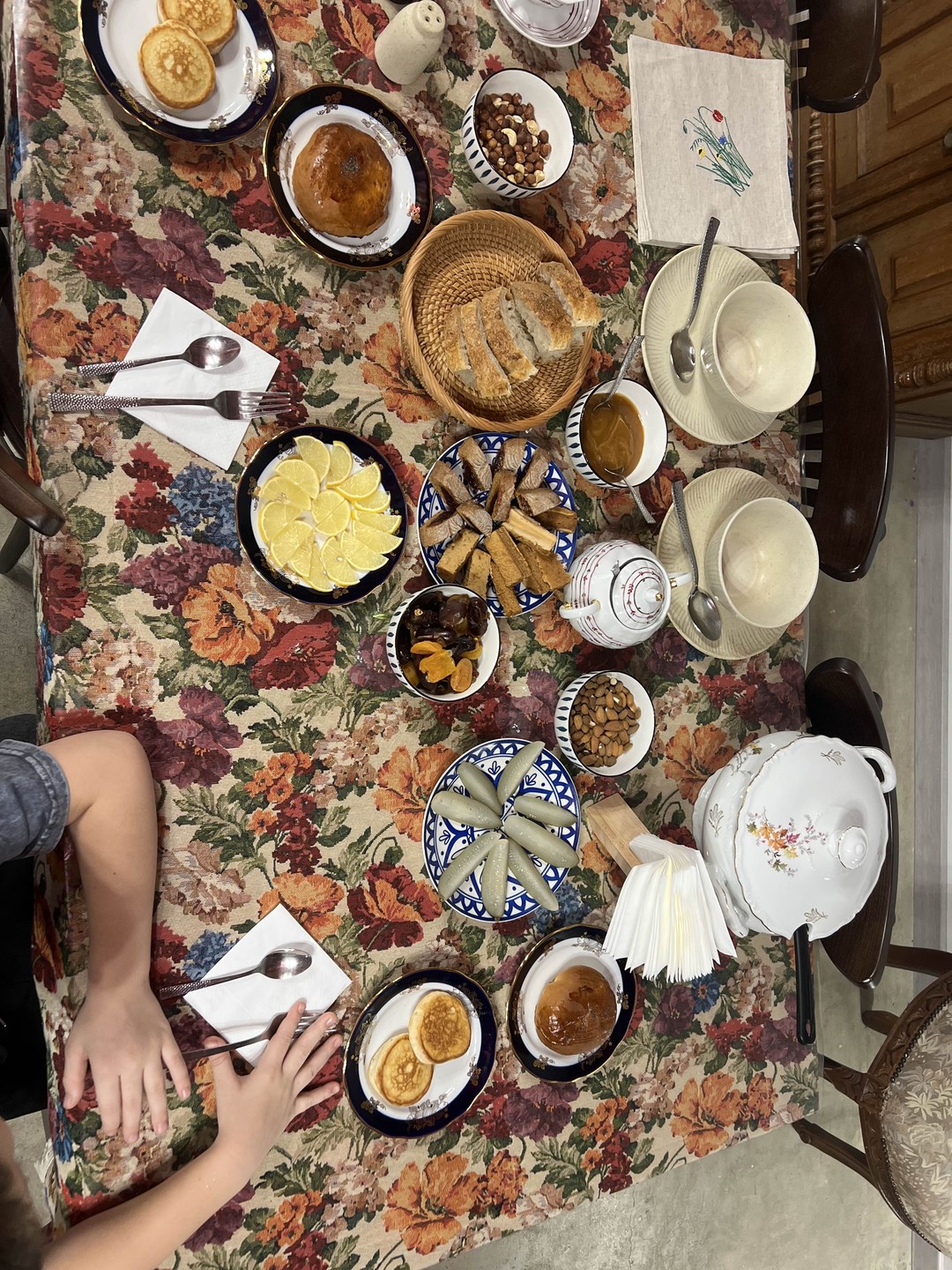 Нам очень понравился обед! Было вкусно и уютно! За прекрасными беседами время пролетело быстро! Узнали много