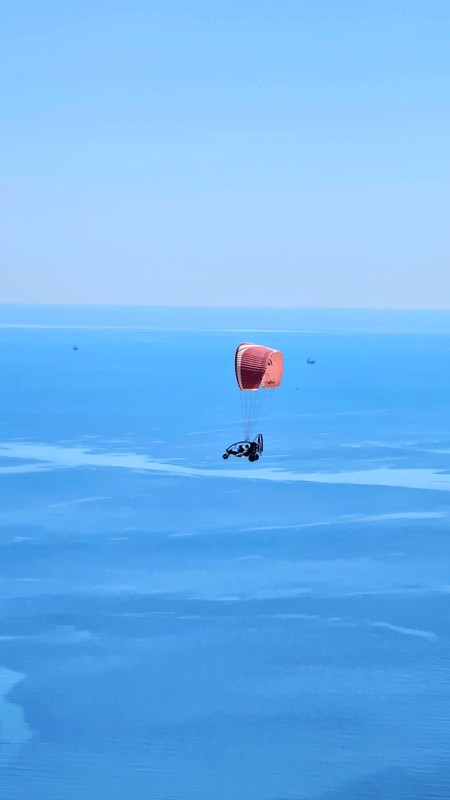 На паратрайке - над пустыней в Катаре