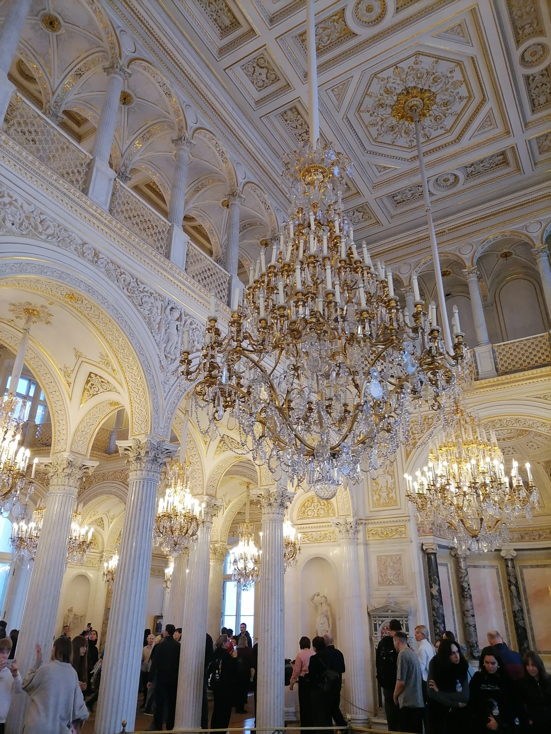 Экскурсию провела Марина. Очень увлекательно! Мы были в мини группе, поэтому очень комфортно, всё слышно и