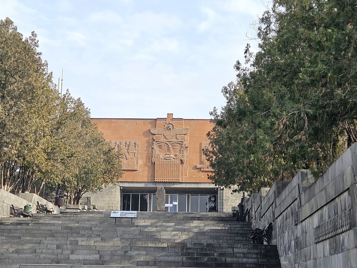 Фото 3 в 1: крепость Урарту, обзорная прогулка по центру и вкусности на рынке