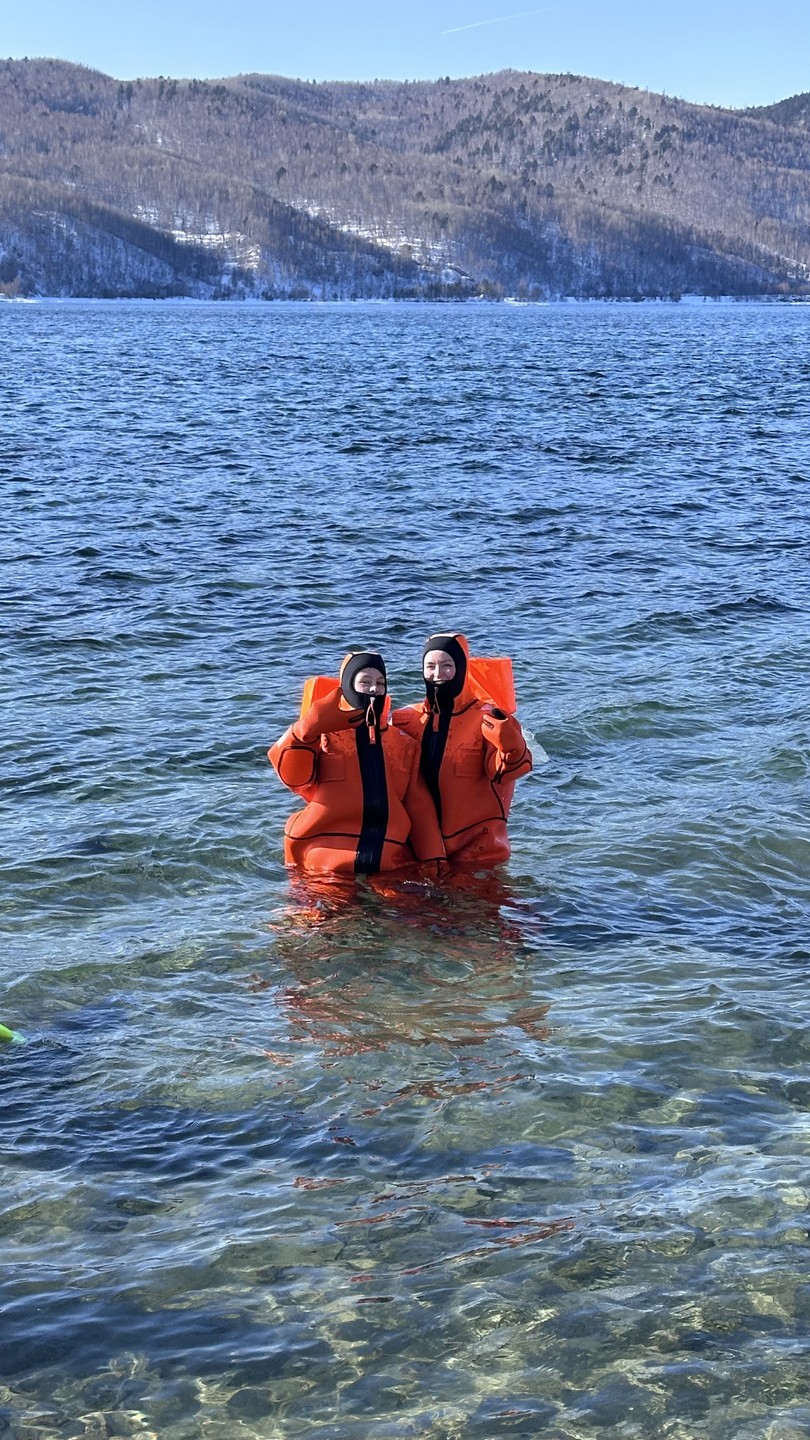 Все очень четко организовано. В теплой палатке мы быстро переоделись, костюм помогли застегнуть. Спасибо инструктору Никите!