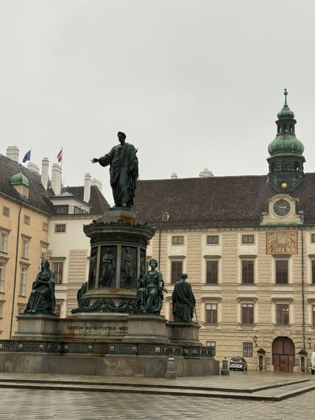 Вчера посещали Вену впервые и обратились к экскурсоводу Виктору, который очень интересно рассказал и показал нам