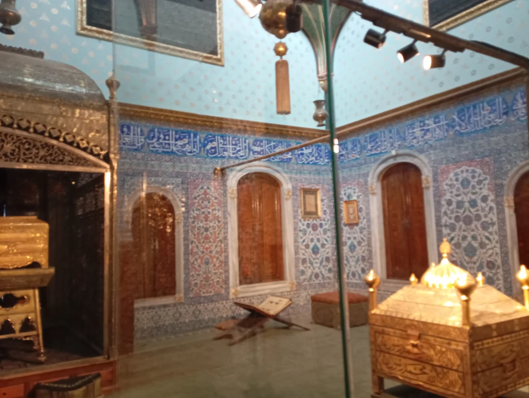 Наш гид Рушен, замечательный рассказчик, отлично владеет русским языком. Погрузил нас во времена правления султанов. Помог