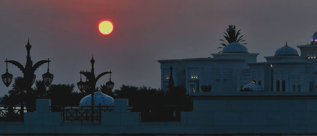 Мы прилетели в Дубаи на 20 часов (пересадка) - 4 человека