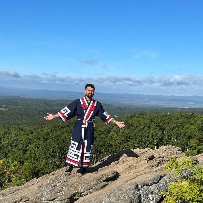 Андрей - это не просто гид, это настоящий потомок коренных народов Сахалина. Именно такой человек со