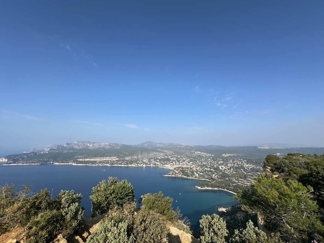 Спасибо Олегу за интересную экскурсию. Посмотрели Кассис, искупались в море, побывали на винодельне, полюбовались панорамой, каланками