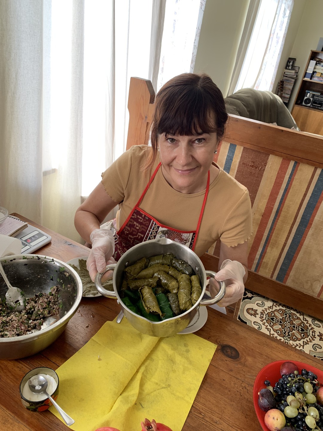 Побывали в увлекательном кулинарном путешествии в гостеприимной армянской семье Анаит. Готовили долму и выпекали гату. Потом