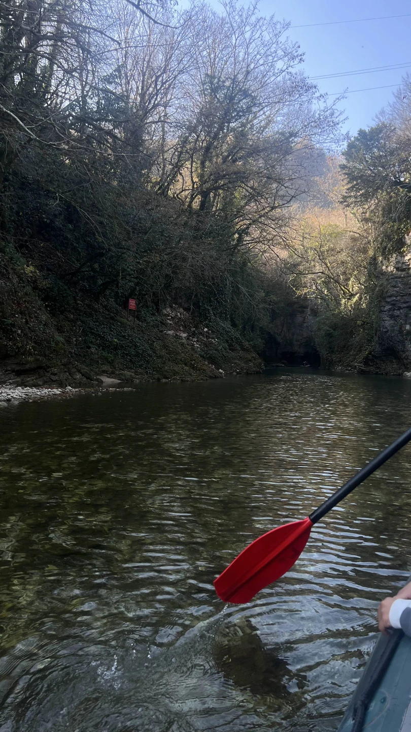 Экскурсия оказалась очень интересной и насыщенной. Сначала мы посетили пещеру — внутри особенная атмосфера, красивые природные