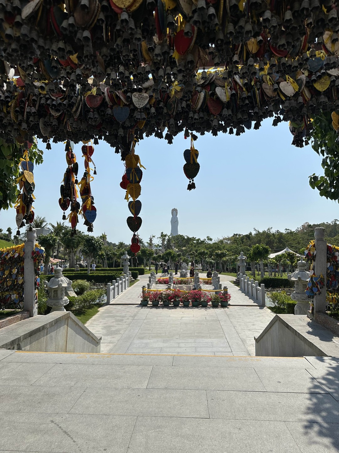 Экскурсия в храмовый комплекс Наньшань в Санье - это незабываемое погружение в буддийскую культуру, поражающее масштабом