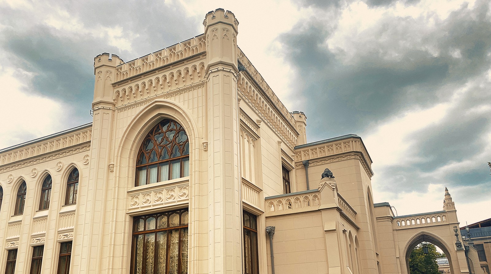 Главное изображение экскурсии - По Патриаршим без Маргариты: история элиты на Козьем болоте