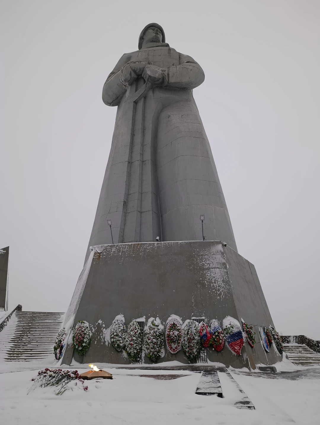 17 ноября экскурсовод Геннадий провёл нам замечательную обзорную экскурсию по Мурманску. Не смотря на не простые