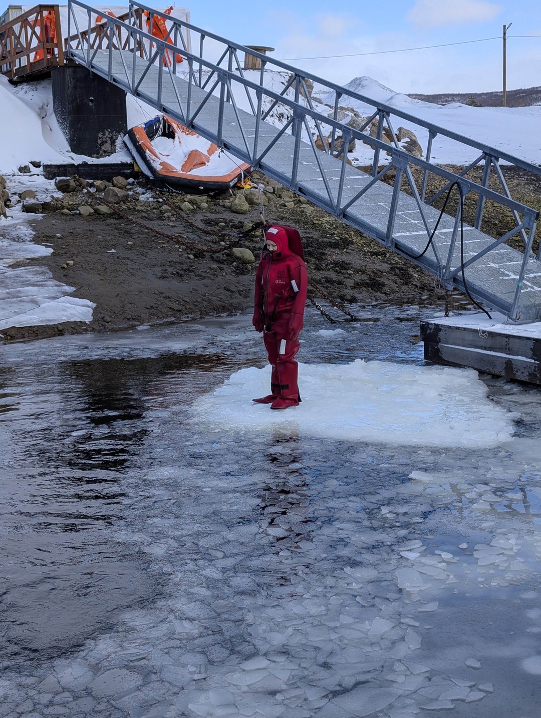 Здорово) поплавали, попрыгали, на льдине постояли) Море впечатлений